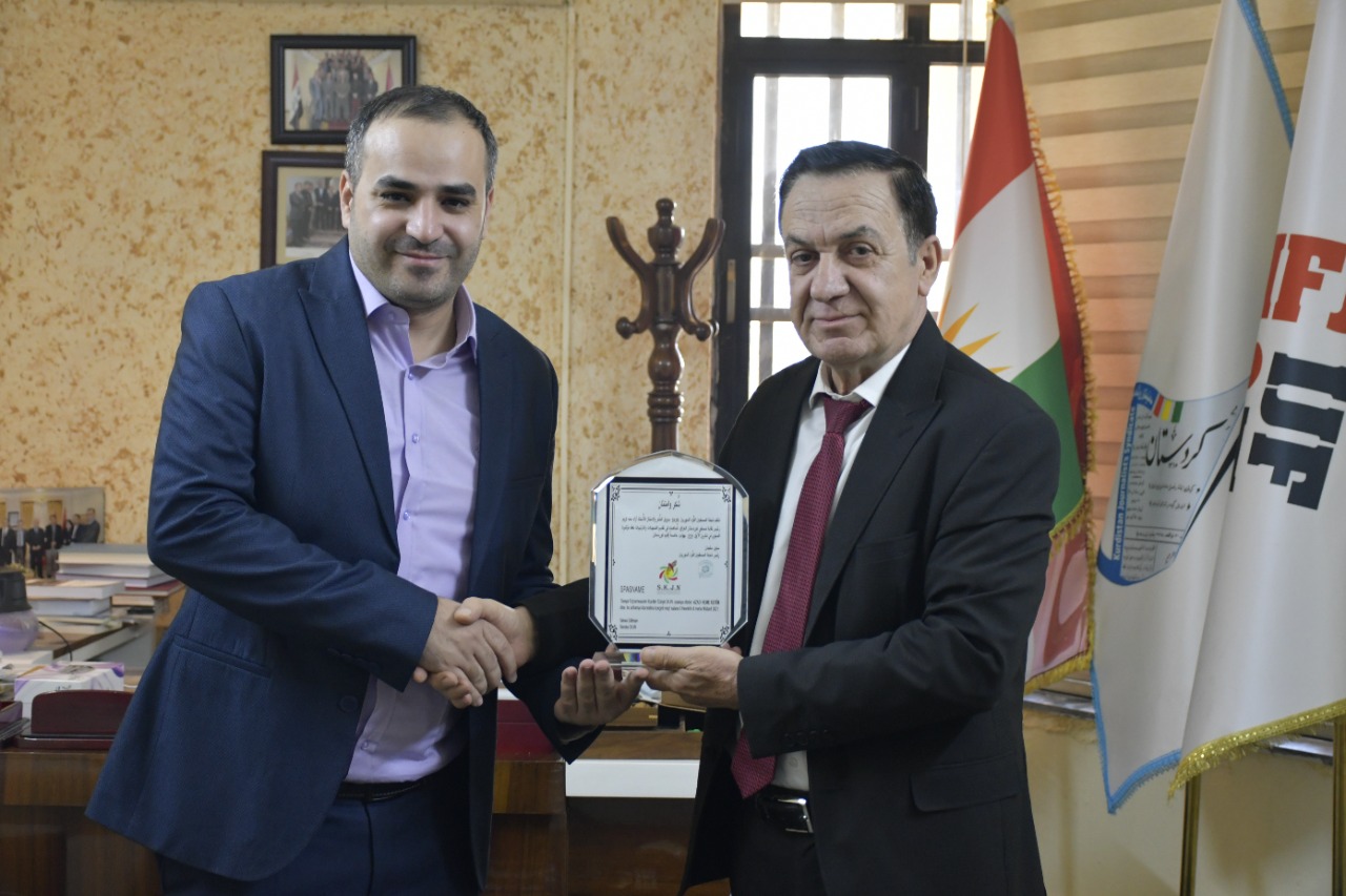 شبكة صحفي كوردستان سوريا تكرم نقيب الصحفيين بدرع شكر وتقدير