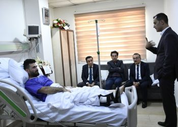 وفد نقابة صحفيي كوردستان يزور المصور الصحفي الذي أصيب اثناء القصف الإيراني